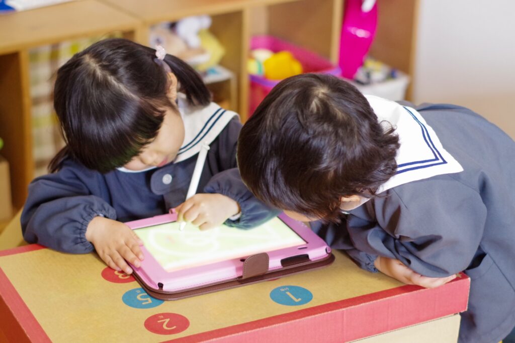 タブレット学習中の子ども達