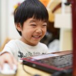 パソコンでオンライン授業を受講する子ども生徒