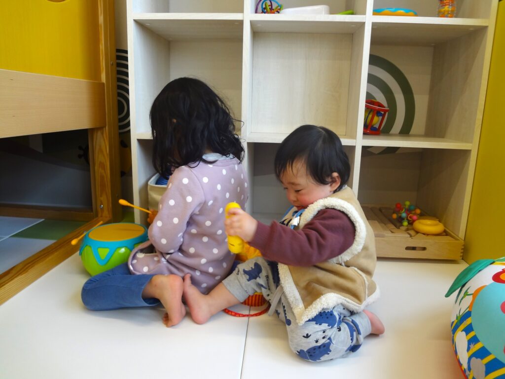 子供部屋で遊ぶ子供たち