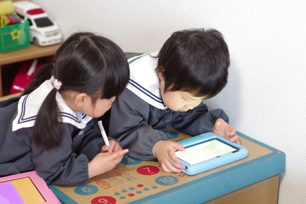 タブレット学習中の子ども達